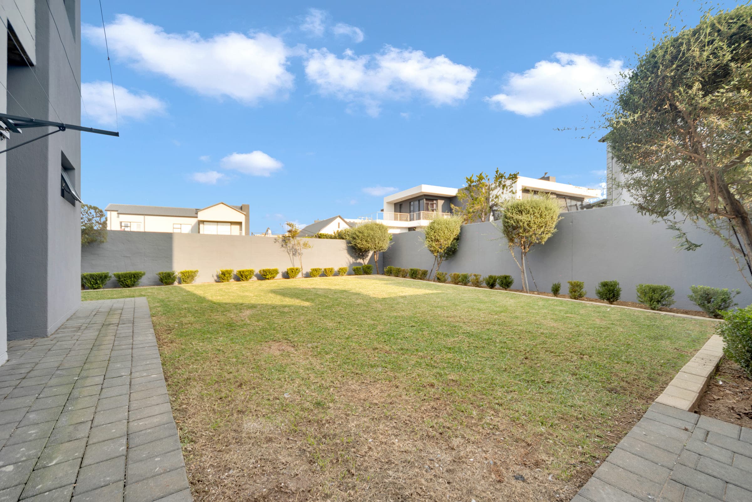 Residence VI — Portal — Exterior