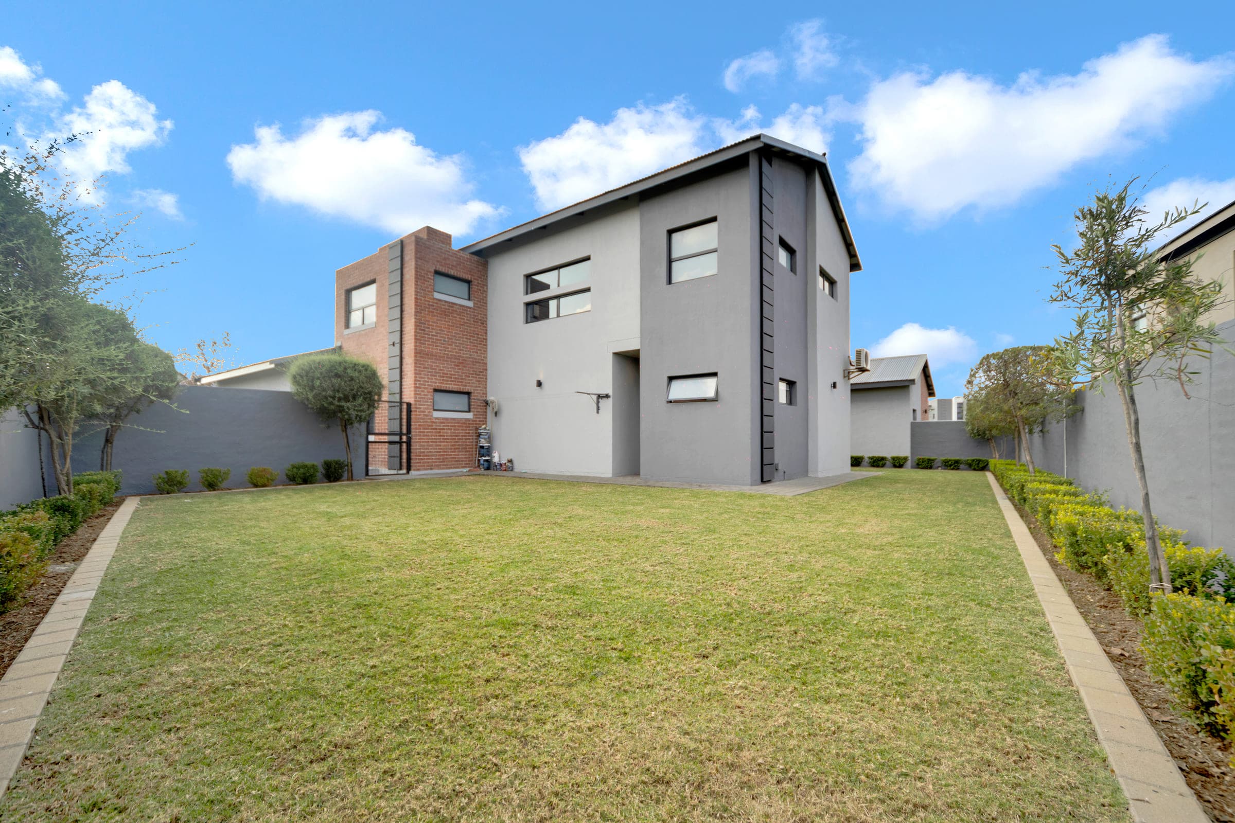 Residence VI — Portal — Exterior